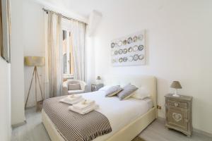 A bed or beds in a room at White Napoleone Apartment