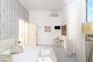 A bed or beds in a room at White Napoleone Apartment