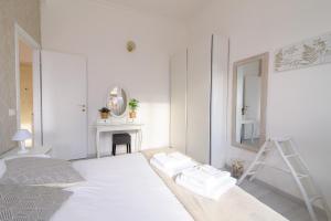 A bed or beds in a room at White Napoleone Apartment