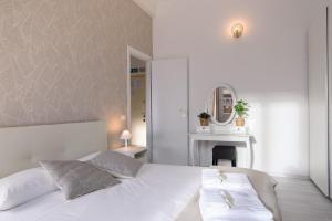 A bed or beds in a room at White Napoleone Apartment