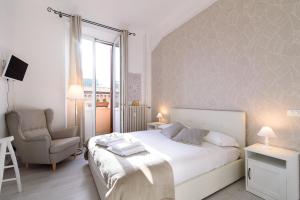 A bed or beds in a room at White Napoleone Apartment