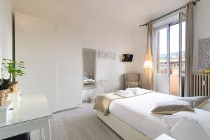 A bed or beds in a room at White Napoleone Apartment