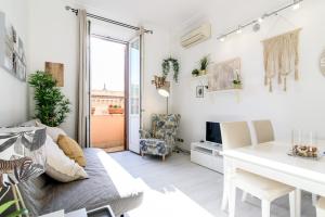 A seating area at White Napoleone Apartment
