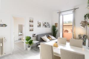 A seating area at White Napoleone Apartment