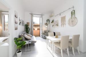 A seating area at White Napoleone Apartment