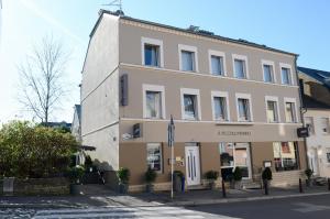 ルクセンブルクにあるイル ピッコロ モンドの通り側の大きな建物
