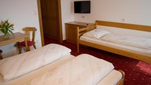Łóżko lub łóżka w pokoju w obiekcie Pension Traube