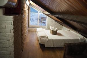 Krevet ili kreveti u jedinici u objektu Tiny and cute apartment in the roof touching border