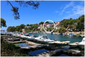 Un tas de bateaux sont amarrés dans un port dans l'établissement Apartments Elvi - amazing position, à Primošten