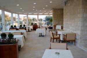 Restaurace v ubytování Tantur Hills Hotel - Jerusalem + 37 fotografií