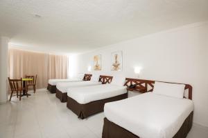 Postel nebo postele na pokoji v ubytování Calypso Beach Hotel