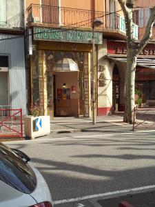 una strada con un edificio con un cartello per un centro medico di Hôtel Central a Digne-Les-Bains