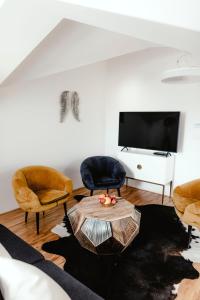 - un salon avec deux chaises et une table dans l'établissement Luxury Apartments Zelny Trh, à Brno