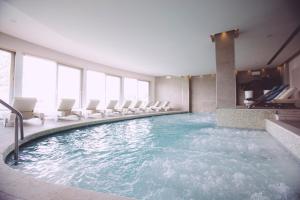 Бассейн в Olivi Hotel & Natural Spa или поблизости