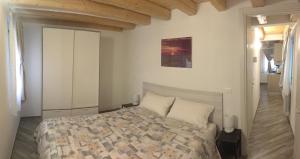 um quarto com uma cama grande num quarto em South Lagoon Apartments 1 em Chioggia