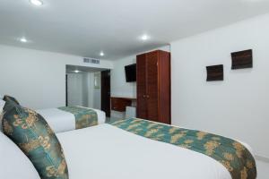 Postel nebo postele na pokoji v ubytování Calypso Beach Hotel