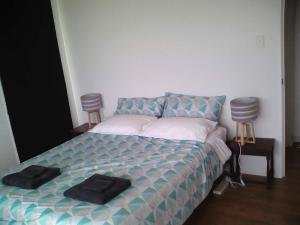 1 dormitorio con 1 cama con 2 toallas en Wallaby Retreat en Kingscote