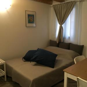 um pequeno quarto com uma cama e uma janela em South Lagoon Apartments 1 em Chioggia