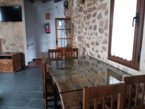Televízia a/alebo spoločenská miestnosť v ubytovaní Casa Rural El Caño de Abajo