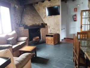 Televízia a/alebo spoločenská miestnosť v ubytovaní Casa Rural El Caño de Abajo