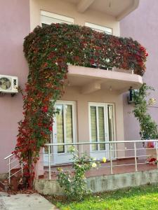 巴尔Apartmani Milanovic Susanj的一座带鲜花阳台的建筑