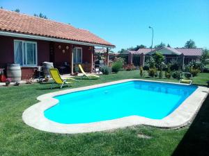 a swimming pool in the yard of a house at Alojamiento Los Nogales in Rancagua