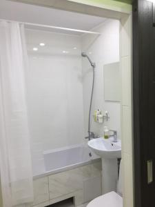 Ванная комната в Apartment near city center on Peremohy Avenue 46