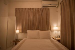 Cama ou camas em um quarto em COCO Shinjuku HOTEL