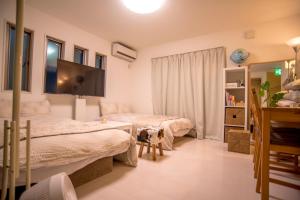 Cama ou camas em um quarto em COCO Shinjuku HOTEL
