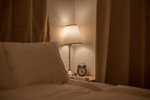 Cama ou camas em um quarto em COCO Shinjuku HOTEL