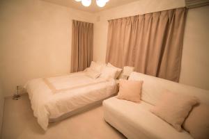 Cama ou camas em um quarto em COCO Shinjuku HOTEL