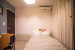 Cama ou camas em um quarto em COCO Shinjuku HOTEL