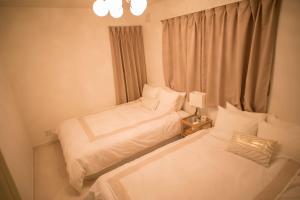 Cama ou camas em um quarto em COCO Shinjuku HOTEL