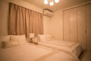Postel nebo postele na pokoji v ubytování COCO Shinjuku HOTEL