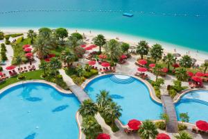 ein Luftblick auf ein Resort mit zwei Pools und einem Strand in der Unterkunft Khalidiya Palace Rayhaan by Rotana, Abu Dhabi in Abu Dhabi