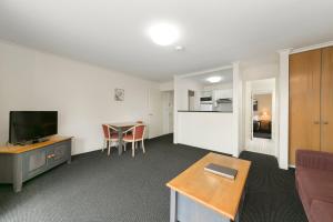 Mt Ommaney Hotel Apartments tesisinde mutfak veya mini mutfak