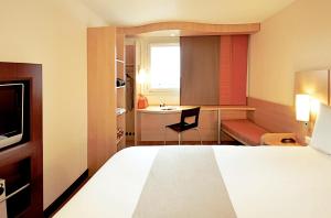 Un pat sau paturi într-o cameră la Ibis Barcelona Santa Coloma