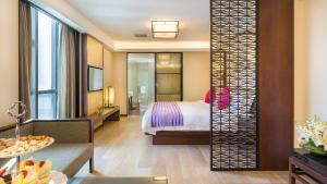 Letto o letti in una camera di SSAW Boutique Hotel Ningbo CBD