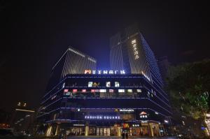 温州温州美美君亭酒店的一座高大的建筑,晚上有标志