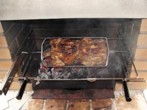 ein Vorrat an Speisen, die auf einem Grill zubereitet werden in der Unterkunft Originalna Drevenica Jezersko 43 in Jezersko