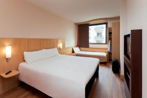 En eller flere senge i et værelse på Ibis Barcelona Santa Coloma + 84 billeder