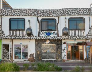 a building with graffiti on the side of it at Hotel Coloma Galapagos in Puerto Ayora