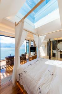 a bedroom with a bed with a view of the ocean at Dali Liao Fan Seaview Villa in Dali