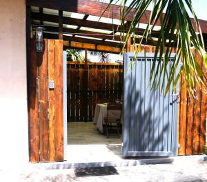 una puerta abierta a una mesa con en Iris suite en Punaauia