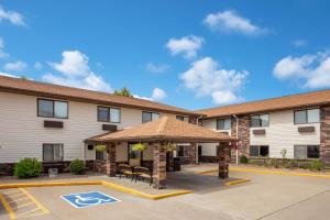 Afbeelding uit fotogalerij van Days Inn & Suites by Wyndham Davenport East in Davenport