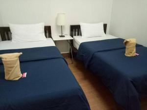 Rúm í herbergi á TT Hostel Chiangrai