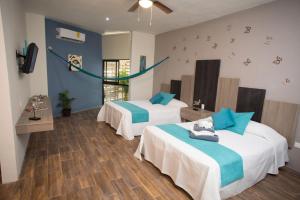 Postel nebo postele na pokoji v ubytování Suites and Art + 18 fotografií
