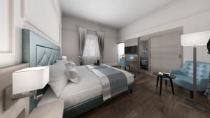 ein Schlafzimmer mit einem großen Bett und einem blauen Stuhl in der Unterkunft Hotel Domhof in Speyer