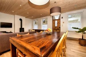 einen großen Esstisch aus Holz im Wohnzimmer in der Unterkunft Vakantiewoning Martha in Veurne