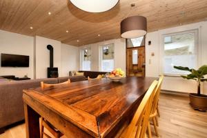 una gran mesa de comedor de madera en la sala de estar. en Vakantiewoning Martha, en Veurne